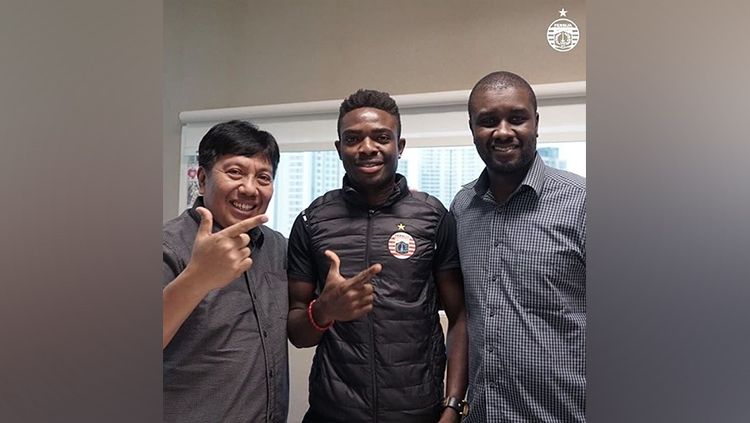 Osas Marvelous Saha (tengah) bersama Gede Widiade (kiri). Copyright: © Persija