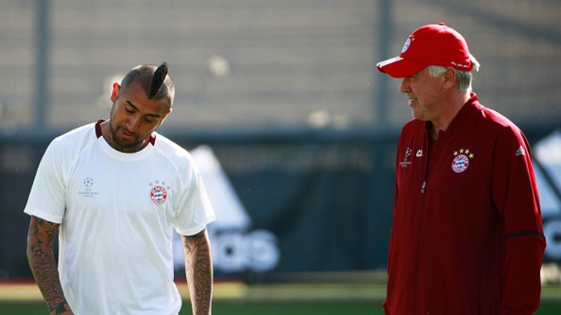 Carlo Ancelotti (kanan) saat masih melatih Arturo Vidal di Bayern Munchen. Copyright: © Getty Image