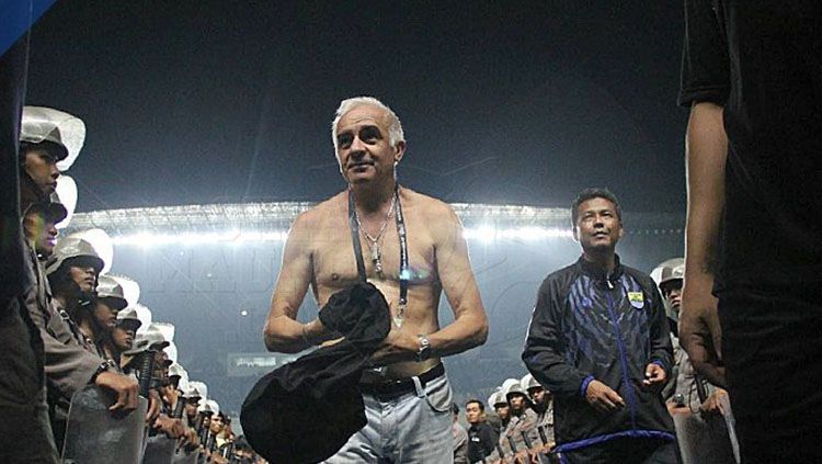 Mario Gomez telanjang dada saat melakukan selebrasi. Copyright: © Adil Nursalam/Simamaung