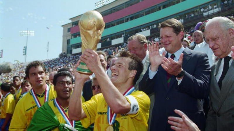 Dunga mengangkat trofi Piala Dunia 1994. Copyright: © Getty Image