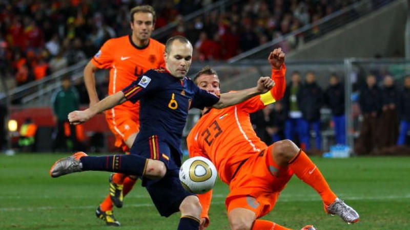 Andres Iniesta sebelum mencetak gol ke gawang Belanda, 2010 silam. Copyright: © Getty Image