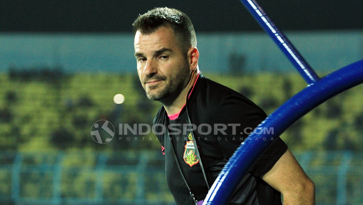 Pelatih Bhayangkara FC, Simon McMenemy. Copyright: © Ian Setiawan/Indosport.com