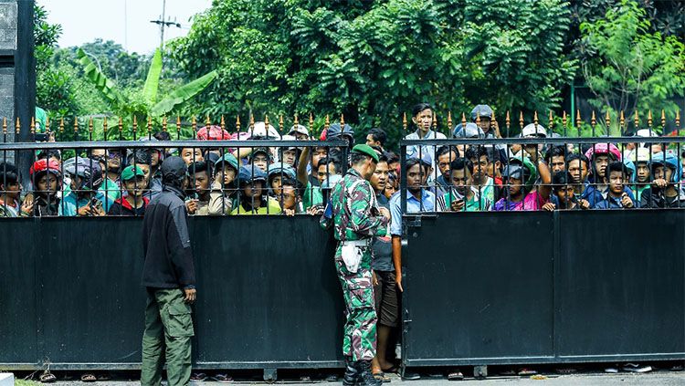 Bonek menunggu pintu gerbang korem dibuka Copyright: © Media Persebaya