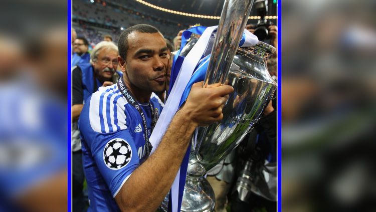 Ketimbang Arsenal, Ashley Cole berharap Chelsea bisa finis di zona Liga Champions. Copyright: © Getty Image