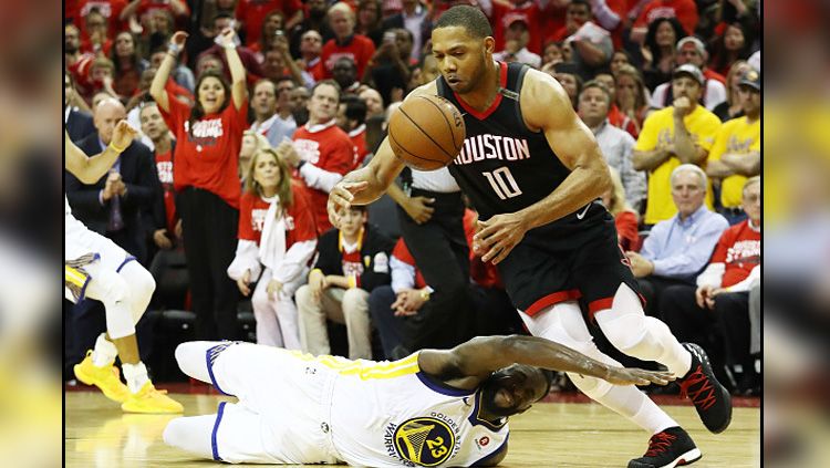 Shooting Guard Houston Rockets, Eric Gordon (kanan) melewati hadangan power forward Golden State Warriors, Draymond Green. Copyright: © Getty Image