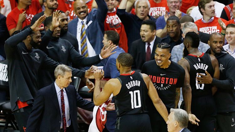 Selebrasi para pemain Houston Rockets usai memastikan kemenangan atas Golden State Warriors. Copyright: © Getty Image
