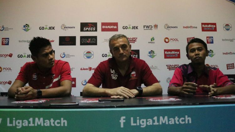 Pelatih Milomir Seslija (tengah) dalam konferensi pers jelang lawan Persebaya. Copyright: © Media Madura United