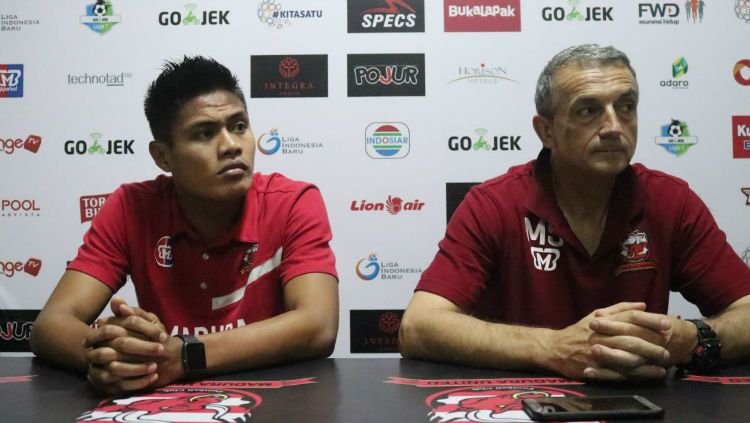 Fachrudin Aryanto Milomir Seslija dalam konferensi pers jelang lawan Persebaya. Copyright: © Media Madura United