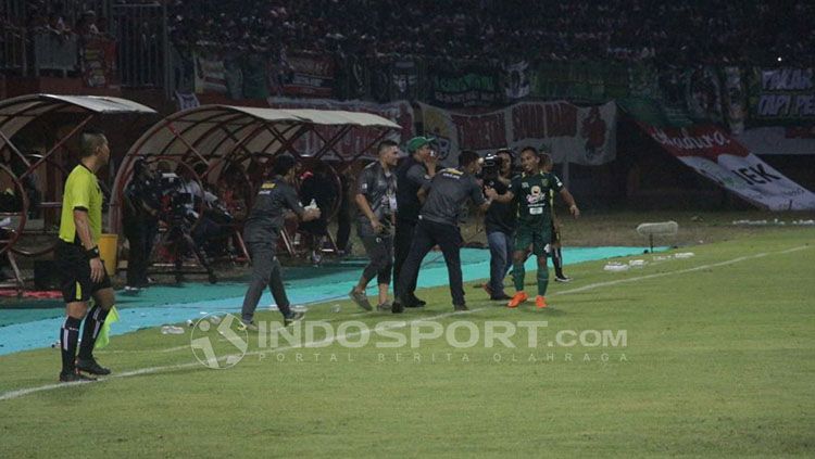 Madura United vs Persebaya Surabaya Copyright: © INDOSPORT/Fitra R