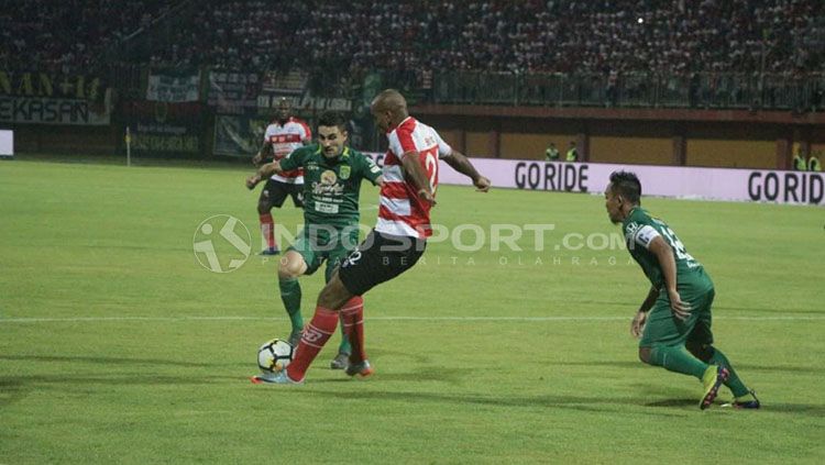 Madura United vs Persebaya Surabaya Copyright: © INDOSPORT/Fitra R