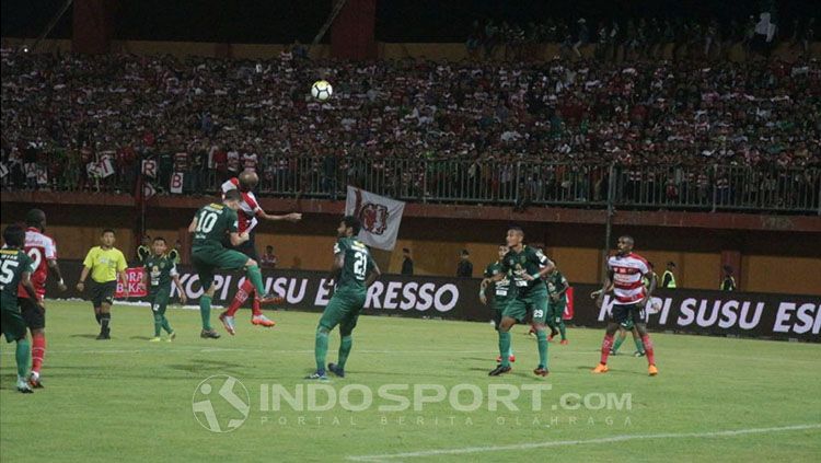 Madura United vs Persebaya Surabaya Copyright: © INDOSPORT/Fitra R