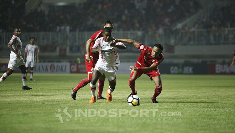 Tepat dua tahun lalu, 25 Mei 2018, klub Persipura Jayapura akhirnya merasakan kekalahan dari Persija Jakarta di Liga 1 2018. Copyright: © INDOSPORT/Herry Ibrahim