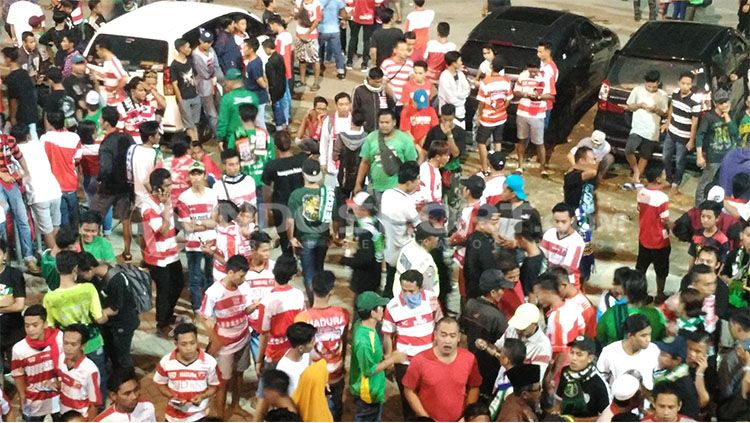 Suasana di luar Stadion Gelora Ratu Pamelingan. Copyright: © Fitra Herdian/INDOSPORT