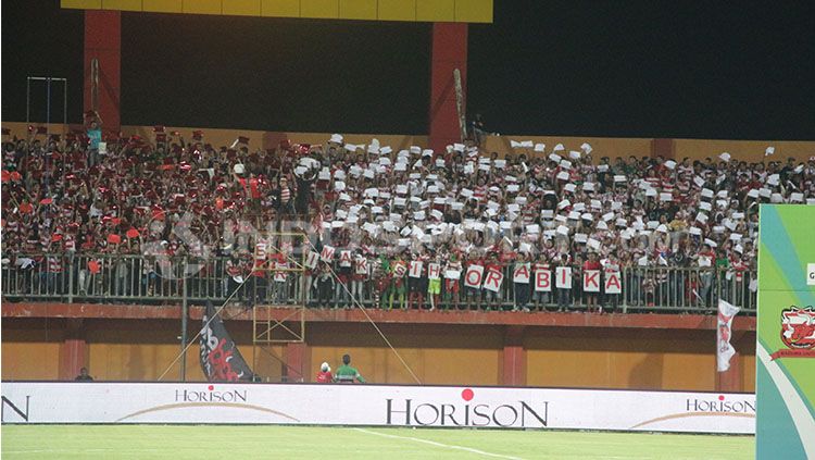 Koreografi dari suporter Madura United. Copyright: © Fitra Herdian/INDOSPORT