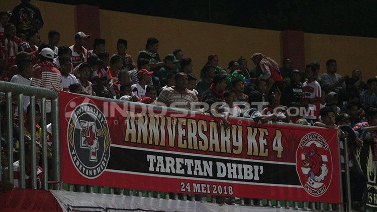 Koreografi dari suporter Madura United. Copyright: © Fitra Herdian/INDOSPORT