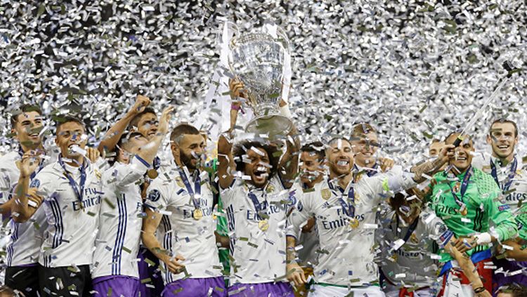 Real Madrid saat mengangkat trofi Liga Champions. Copyright: © Getty Image