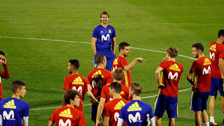 Julen Lopetegui saat sedang memantau Timnas Spanyol latihan beberapa waktu yang lalu. Copyright: © Getty Image