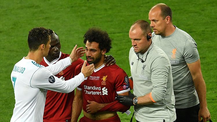 Ronaldo memberi dukungan ke Salah saat cedera di final Liga Champions 2017/18. Copyright: © Getty Images