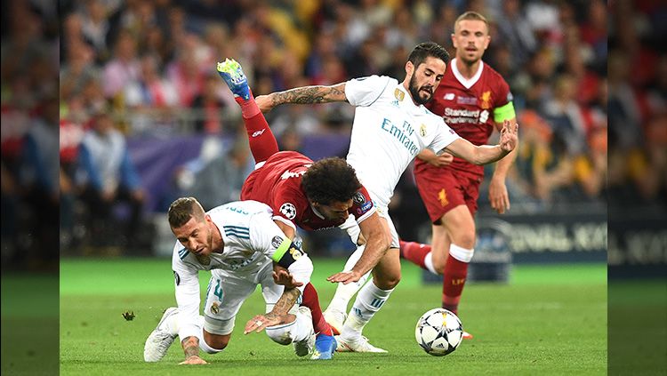 Perebutan bola antara Sergio Ramos dengan Mohamed Salah Copyright: © Getty Images