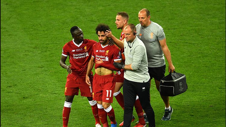 Mohamed Salah menangis saat ditarik keluar. Copyright: © Getty Images