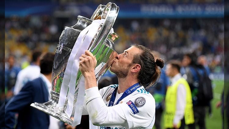 Bale mengangkat trofi Liga Champions Eropa ketiga beruntun yang dimenangkannya bersama Real Madrid. Copyright: © Getty Images