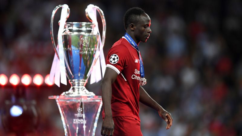 Sadio Mane melewati trofi Liga Champions. Copyright: © Getty Image