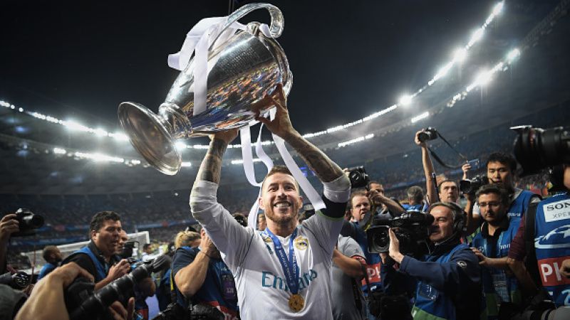 Sergio Ramos mengangkat trofi Liga Champions. Copyright: © Getty Image