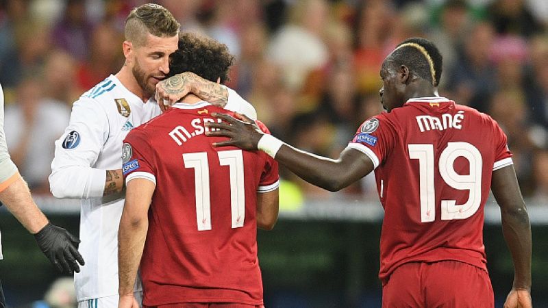 Sergio Ramos memeluk Mohamed Salah dalam laga final Liga Champions antara Real Madrid vs Liverpool. Copyright: © Getty Image