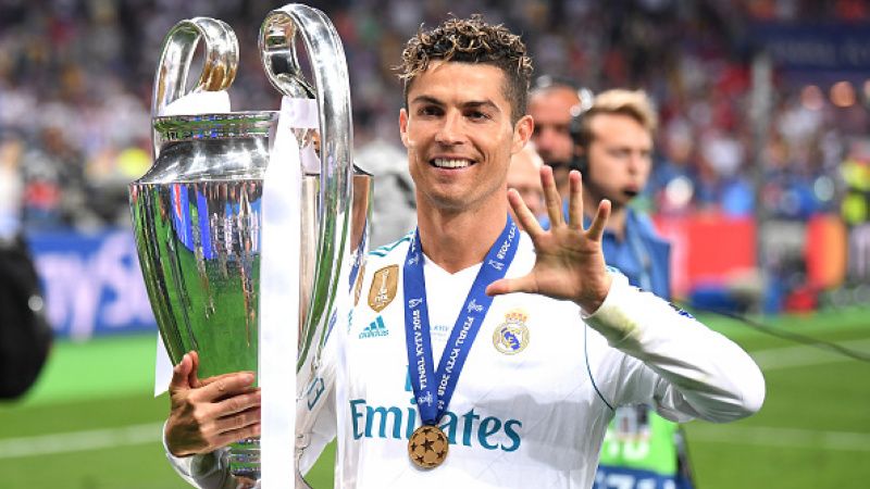 Megabintang Real Madrid Cristiano Ronaldo saat merengkuh trofi Liga Champions. Copyright: © Getty Images