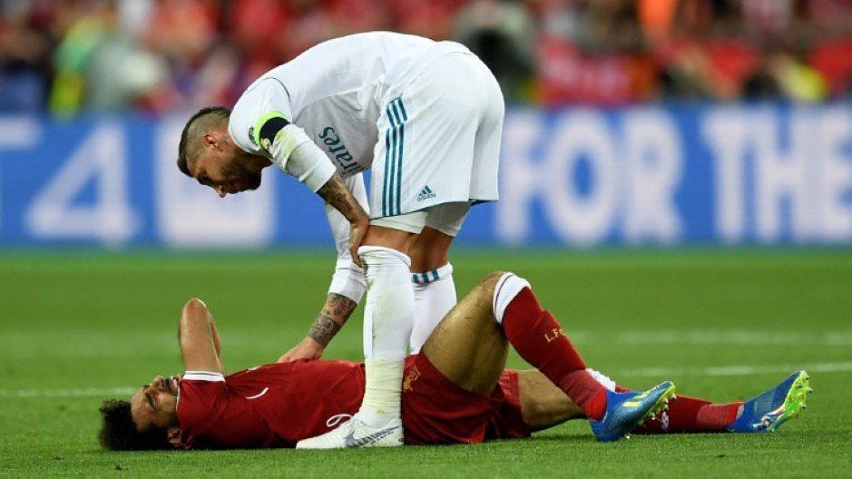 Sergio Ramos memeriksa kondisi Mohamed Salah. Copyright: © Getty Images