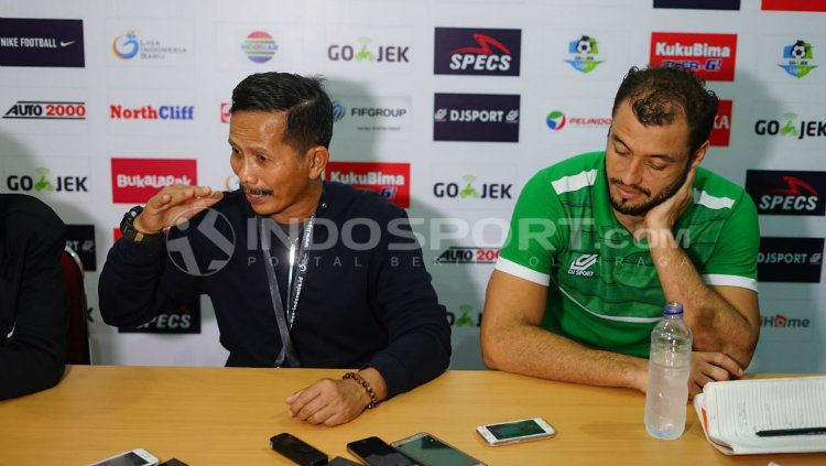 Pelatih PSMS Medan, Djajang Nurdjaman saat sesi konferensi pers. Copyright: © Kesuma Ramadhan/INDOSPORT