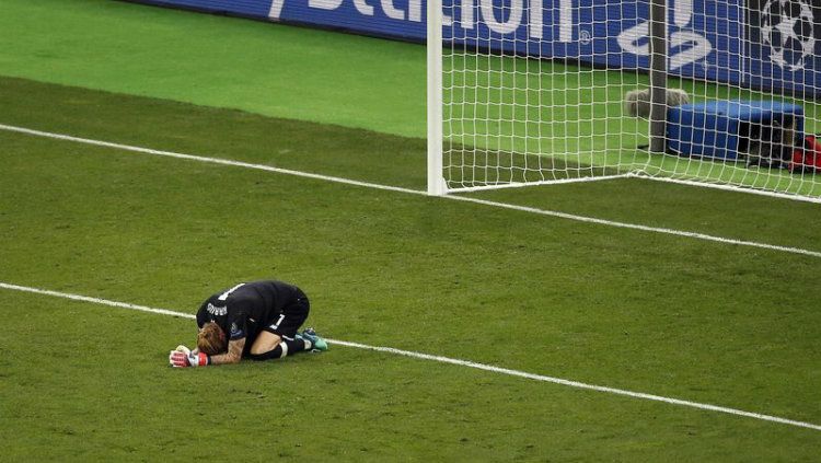 Kiper Liverpool Loris Karius tertunduk lesu usai dua kali blunder di final Liga Champions 2017/2018. Copyright: © Getty Image