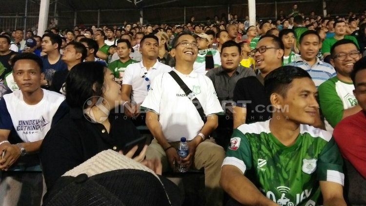 Calon wakil gubernur DKI Jakarta, Shihar Sitorus, di laga PSMS vs Arema FC. Copyright: © Kesuma Ramadhan/INDOSPORT