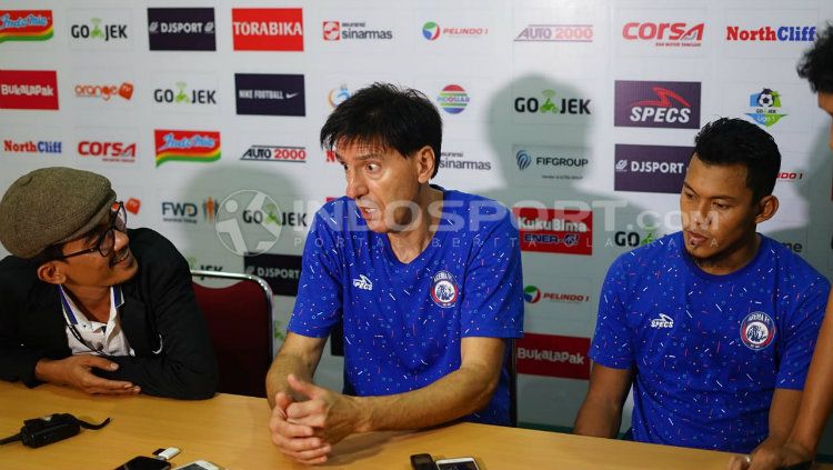 Pelatih Arema, Milan Petrovic, dalam konferensi pers usai dikalahkan PSMS. Copyright: © Kesuma Ramadhan/INDOSPORT