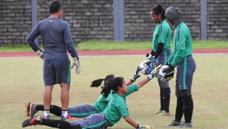 Penggawa Tim Nasional Indonesia Wanita tengah latihan. Copyright: © PSSI