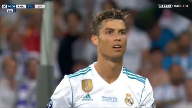 Cristiano Ronaldo tampak sangat kesal dengan penonton yang masuk lapangan. Copyright: © BT Sport