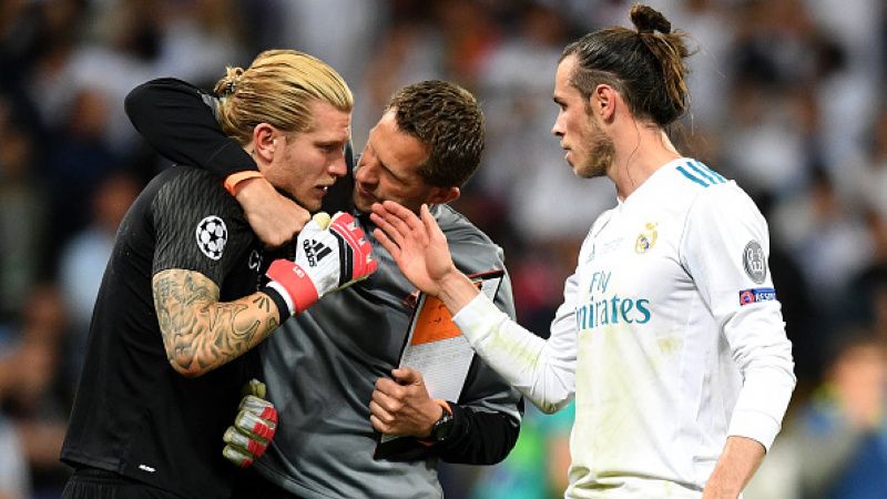 Loris Karius dihibur staf Real Madrid dan Gareth Bale. Copyright: © Getty Image