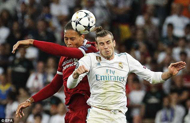 Virgil van Dijk berduel udara dengan Gareth Bale. Copyright: © dailymail.co.uk