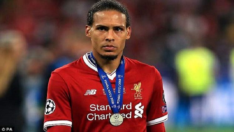 Virgil van Dijk dianggap memiliki karakter dan peran yang sama di skuat seperti Jamie Carragher. Copyright: © dailymail.co.uk