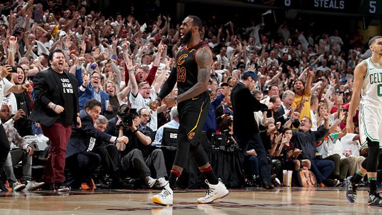 Selebrasi LeBron James saat mencetak angka untuk Cleveland Cavaliers. Copyright: © Getty Images