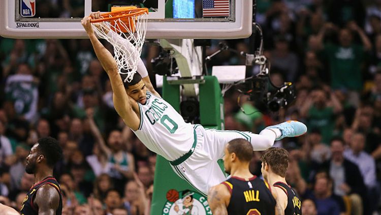 Aksi dunk dari bintang Boston Celtics, Jayson Tatum. Copyright: © Getty Images