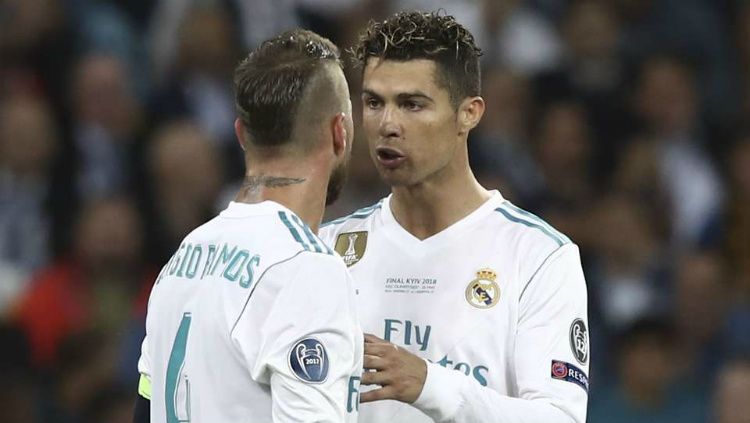 Cristiano Ronaldo (kanan) saat masih di Real Madrid bersama mantan rekan setimnya, Sergio Ramos. Copyright: © Getty Images
