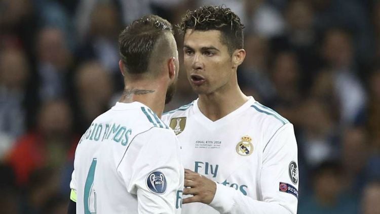 Dua bintang Real Madrid, Sergio Ramos dan Cristiano Ronaldo sedang berkomunikasi di atas lapangan. Copyright: © Getty Images