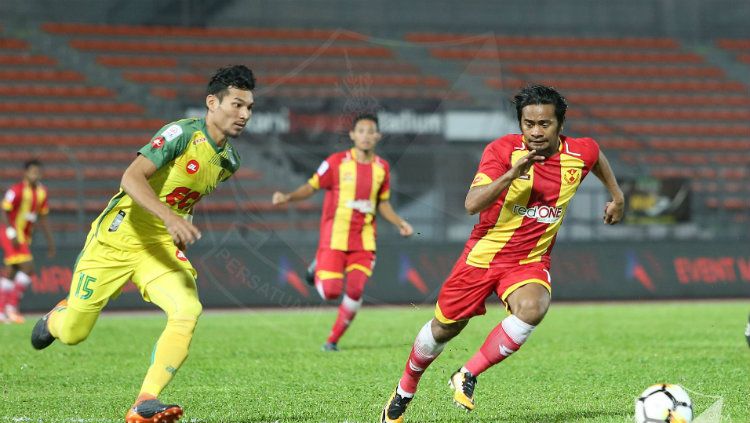 Pemain Selangor FA Ilham Udin Armaiyn saat berebut bola dengan pemain lawan. Copyright: © Ofisial Selangor FA