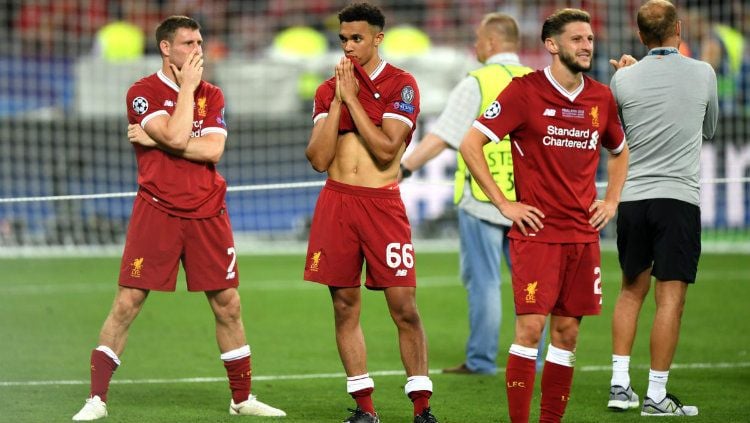 Tiga pemain Liverpool, James Milner, Trent Alexander-Arnold, dan Adam Lallana lesu di final Liga Champions Copyright: © Getty Images