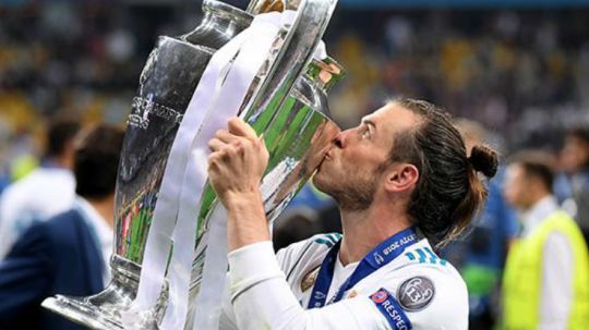 Gareth Bale dengan trofi Liga Champions Copyright: © Getty Images