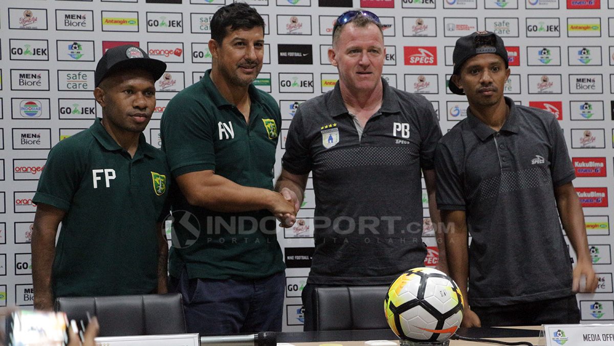 Sesi pemotretan Ferinando Pahabol dan Angel Alfredo Vera (Persebaya) vs Persipura Jayapura. Copyright: © Fitra Herdian/Football265.com