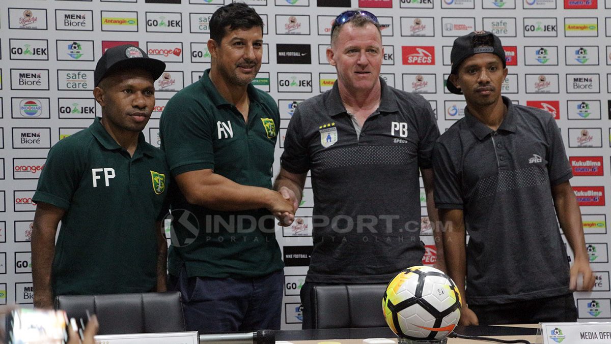 Sesi pemotretan Ferinando Pahabol dan Angel Alfredo Vera (Persebaya) vs Persipura Jayapura. Copyright: © Fitra Herdian/Indosport.com