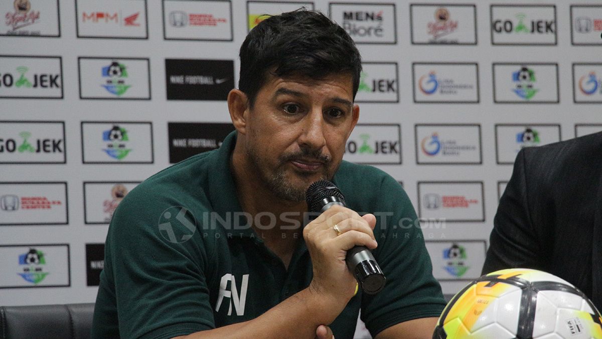 Pelatih Persebaya Surabaya, Angel Alfredo Vera. Copyright: © Fitra Herdian/Football265.com