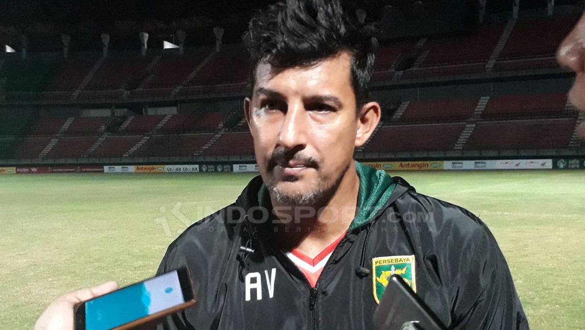 Pelatih Persebaya Surabaya, Angel Alfredo Vera. Copyright: © Fitra Herdian/Indosport.com